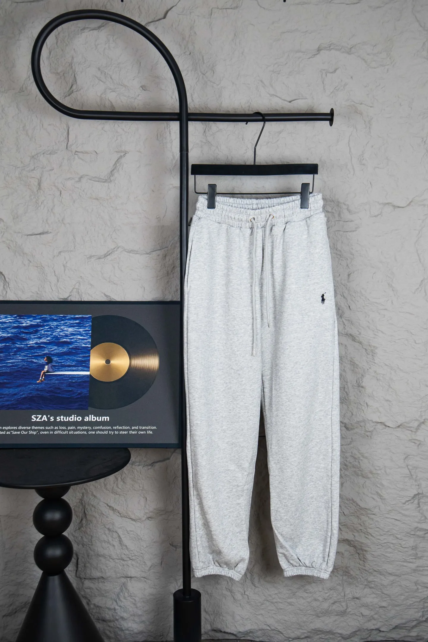 P170 Ralph Lauren Ralph Lauren suit sweatpants. Pure cotton with anti-static treatment. No dust, no lint. The elastic waist is used with a drawstring. Very friendly to the figure. The cotton is comfortable and soft. The upper body is casual and free. Regular beveled double pockets on both sides. The white brand logo on the left leg collides with the black of the pants. Although it is small, it is quite recognizable. The brand adds a young and fashionable atmosphere to the original high-end sense. It can be called a cold protection weapon. A simple base layer is enough to withstand the severe cold and make it more fluffy and warm. Color: Gray, Black, Navy SIZE: S-XL